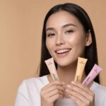 Essence Peony Sparkle Lip Balm Веган подхранващ балсам за устни с божур - Image 4